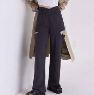 [ FIG&VIPER ] 다크 그레이 더블 컷 로고 와이드 PT