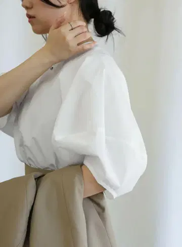 화이트 벌룬 슬리브 셔츠
