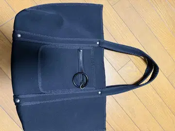 블랙 토트백 지퍼 포켓 부착