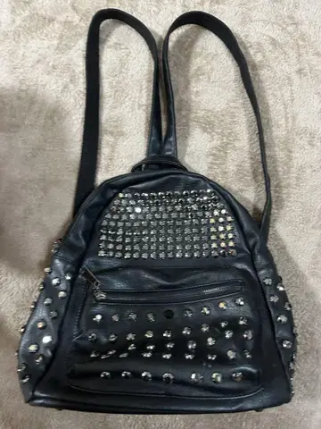 스터드 장식 블랙 백팩