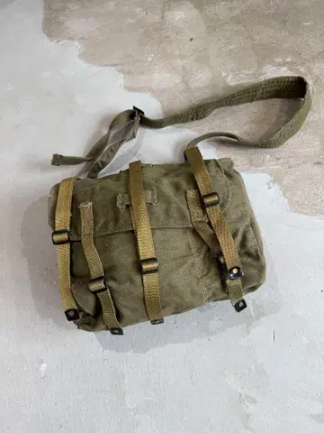 루마니아군 브레드 백