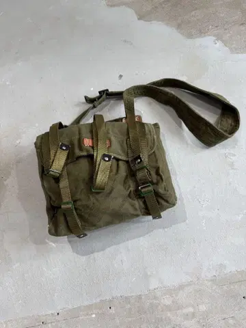 루마니아군 브레드 백