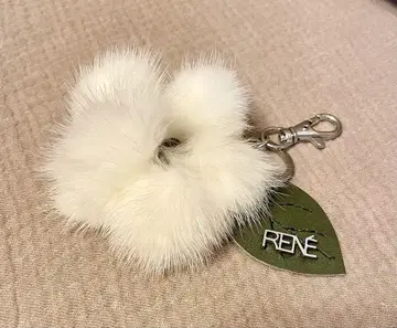 미사용 새상품 Rene 플라워형 키링 화이트 로고