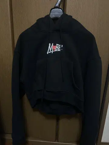 MOBB. 하트 프린트 크롭 후드티 블랙