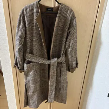 브라운 계열 체크 무늬 롱 코트 M 사이즈