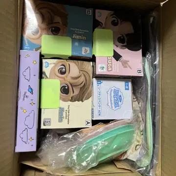BTS 피규어 7체 세트와 굿즈