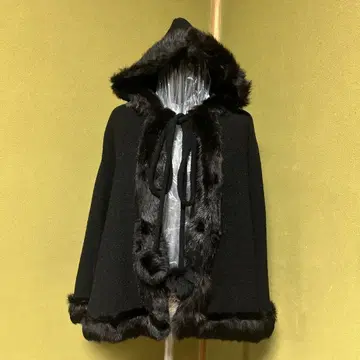 퍼 달린 블랙 케이프 코트