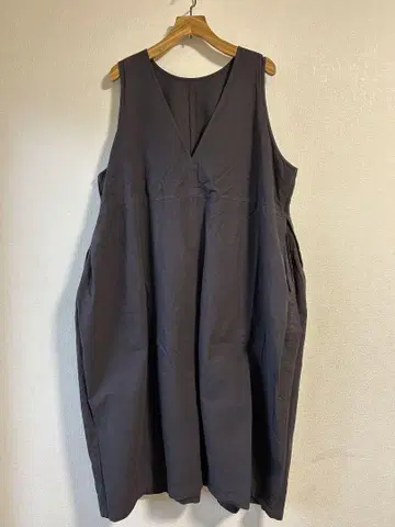 nest Robe 네스트로브 슬리브리스 V넥 원피스 다크 그레이