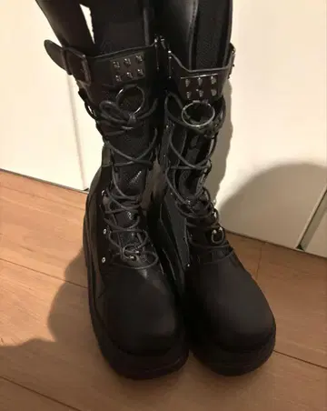 통굽 레이스업 부츠 블랙