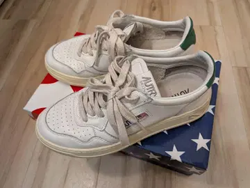 AUTRY 화이트 스니커즈 그린 악센트