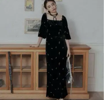 카스타네 벨루어 벨 슬리브 드레스