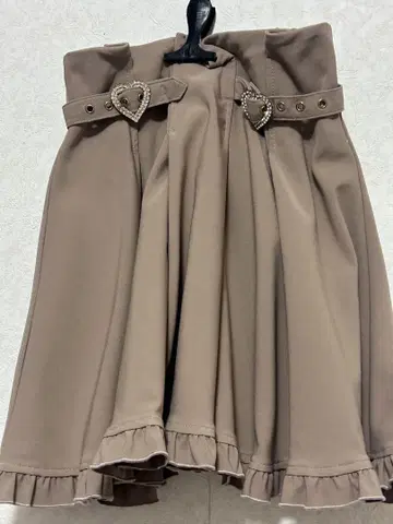베이지 플레어 스커트 하트 비쥬 부착