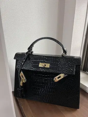 에나멜제 카데나 부착 백