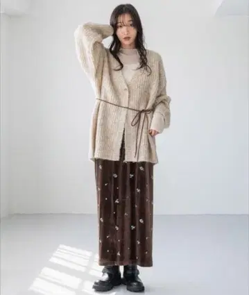 로리즈팜 벨로아 자수 타이트 스커트