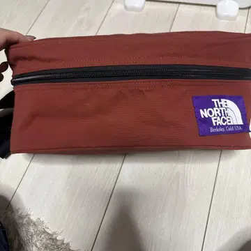 THE NORTH FACE 바디백 벽돌색