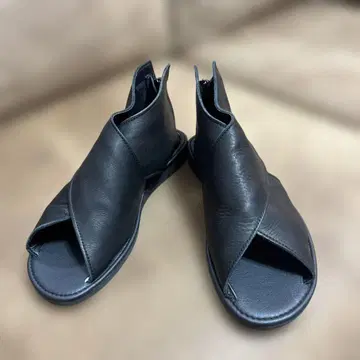 블랙 가죽 오픈토 샌들