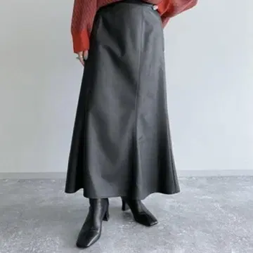지나시스 JEANASIS 블랙 합성 피혁 플레어 롱 스커트