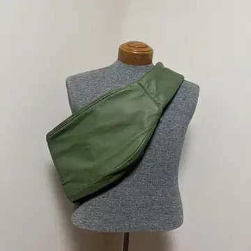 올리브 그린 말차 F 가죽 슬링백 바디백
