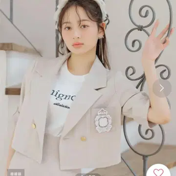 윌셀렉션 엠블럼 부착 숏 자켓 베이지