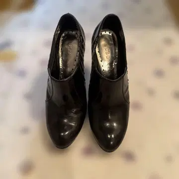 BCBGmaxazria 블랙 앵클부츠