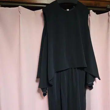 블랙 플레어 슬리브 팬츠 올인원