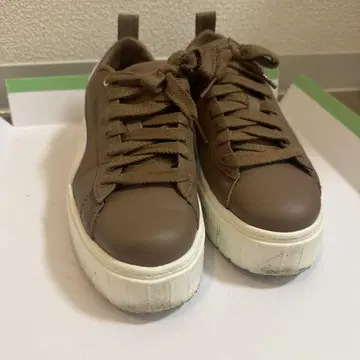 PUMA 브라운 통굽 스니커즈