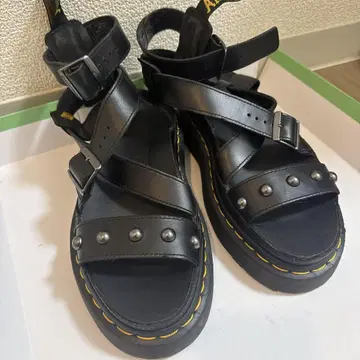 닥터 마틴 블랙스터드 샌들