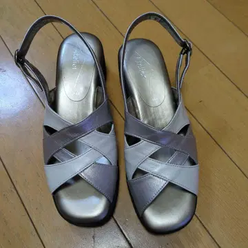 실버 스트랩 샌들 22.5cm EEE 폭