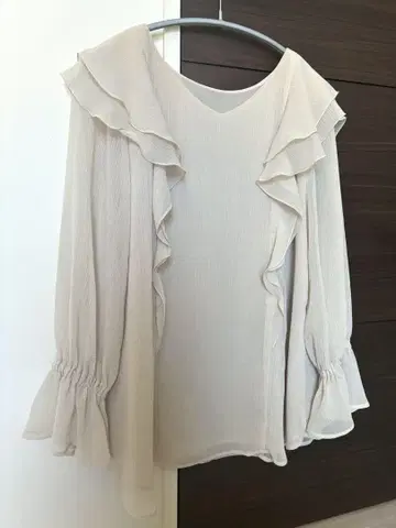 새상품급 마이 스트라다 프릴 블라우스 아이보리
