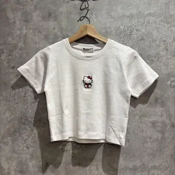 미사용 새상품 HELLO KITTY 헬로키티 자수 크롭 T셔츠 M
