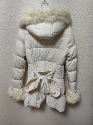 화이트 다운 코트 후드 부착