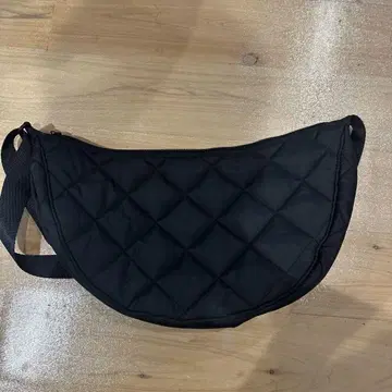 UNIQLO 유니클로 라운드 숄더백 퀼트 블랙