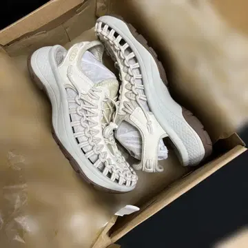KEEN UNEEK ASTORIA 실버 버치 샌들 US6 [새상품급]