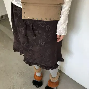 amood 로즈 프릴 스웨이드 미디 스커트