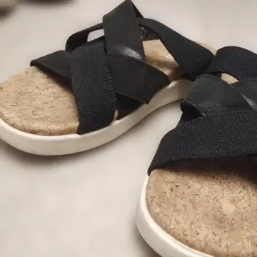 KEEN 블랙 크로스 스트랩 샌들