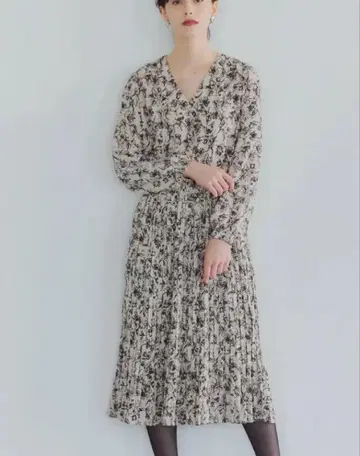 YECCA VECCA 모노톤 플라워 플리츠 원피스