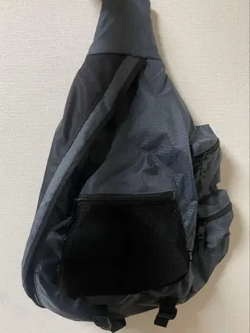 그레이 나일론 숄더백 메쉬 포켓 부착