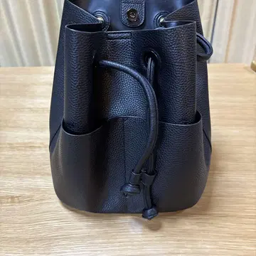 블랙 버킷형 숄더백