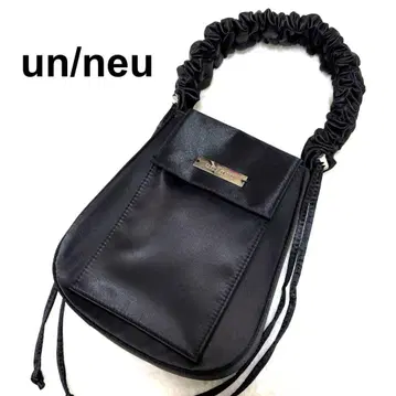 un/neu(언 노이) 개더 핸들 새틴 플랩 백 블랙