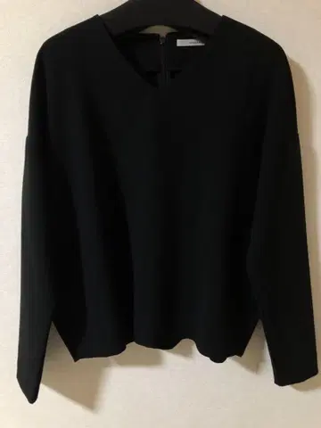 새상품급 블랙 V넥 긴팔 상의 앵글로벌 샵
