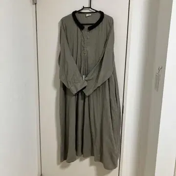 에코로코 롱 원피스 블랙 카라 부착
