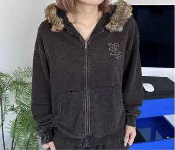 퍼 달린 다크 그레이 지퍼 후드티