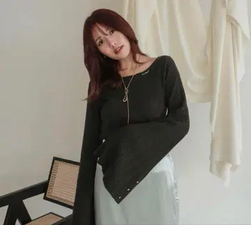 mideal 플레어 슬리브 니트 차콜