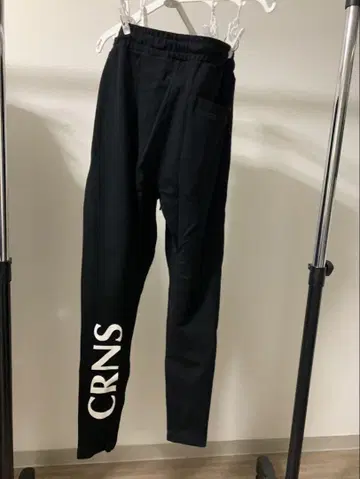 CRNS 로고 블랙 조거 팬츠