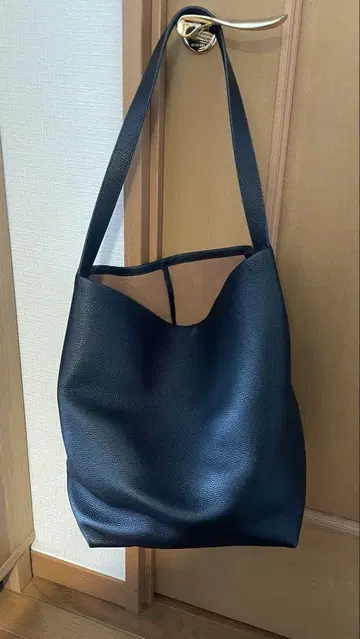 블랙 토트백 A4 사이즈 대응