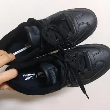 리복 블랙 스니커즈