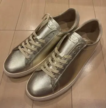 CLAE 메탈릭 골드 가죽 스니커즈