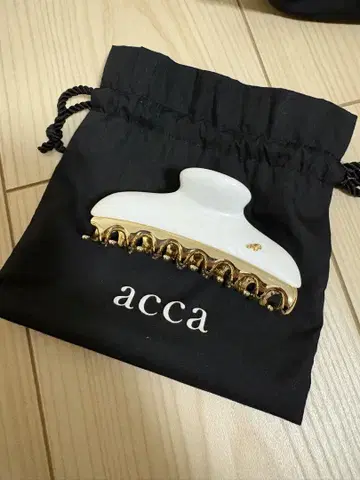 acca 화이트 골드 헤어 클립