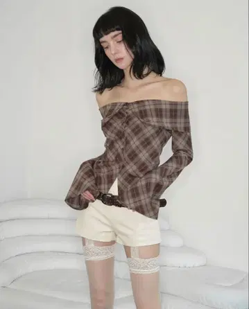 [ unsually ] Check Off-shoulder/ brown