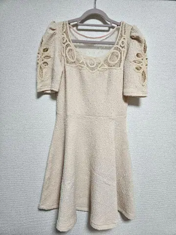 베이지 플레어 실루엣 미니 원피스